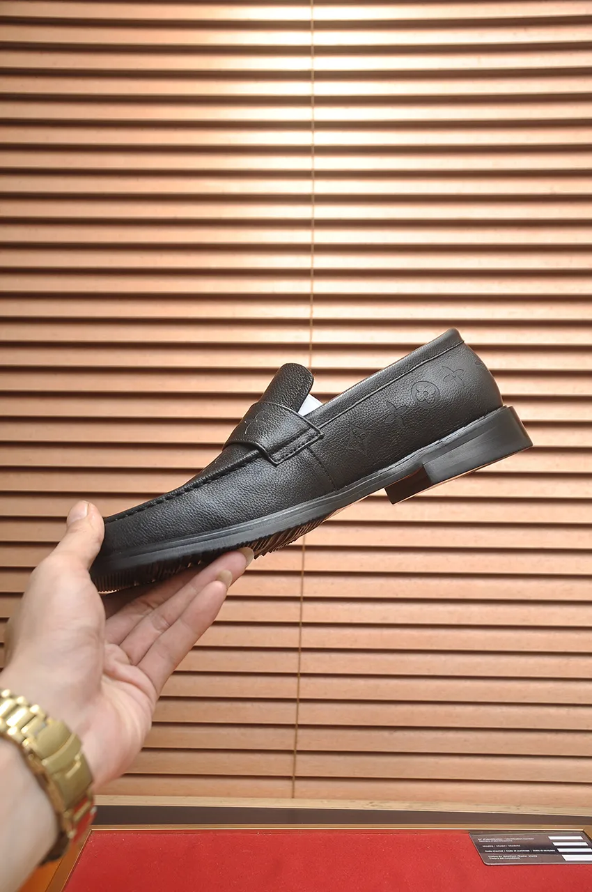 Men's men's shoes 💰460💶 [LV] (all high-end sheep lining) 🍀LV's latest genuine leather business suit shoes are launched simultaneously on the official website. The first-layer cowhide imported from Italy is made of heavy gold, 💥official website 1:1 rubber outsole. Versatile to wear, high-end without losing class, and the color combination is extraordinary. This four-season style is alluring when worn on your feet, showing off your big-name flair. Standard code 38-45 (45 customized)